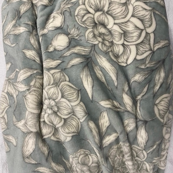 Emerson Lane TIANA Oversized 50” by 70” Throw. - Picture 5 of 6